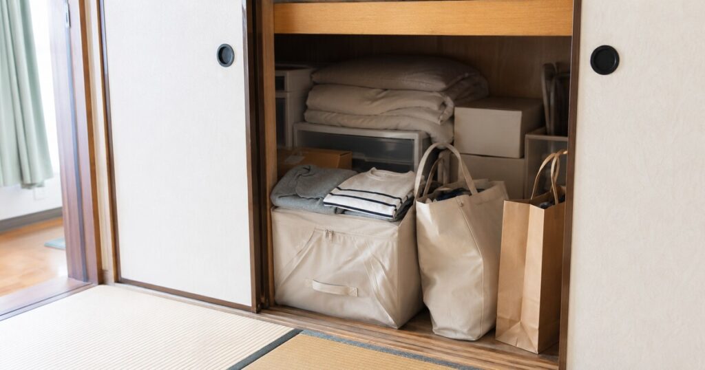 押し入れの手前に物が重なり奥が見えにくくなっている様子