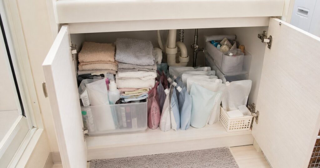 洗面台下に洗剤の詰め替えやタオルが多めに入っている様子